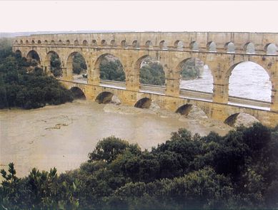 2002 floods in France threaten ancient aqueduct